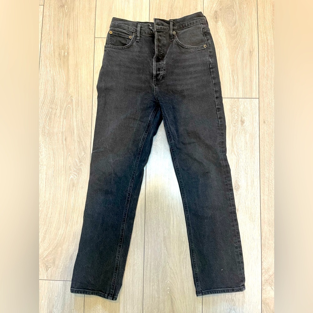 Women’s Agolde Riley high rise straight leg jeans. Faded grey colour